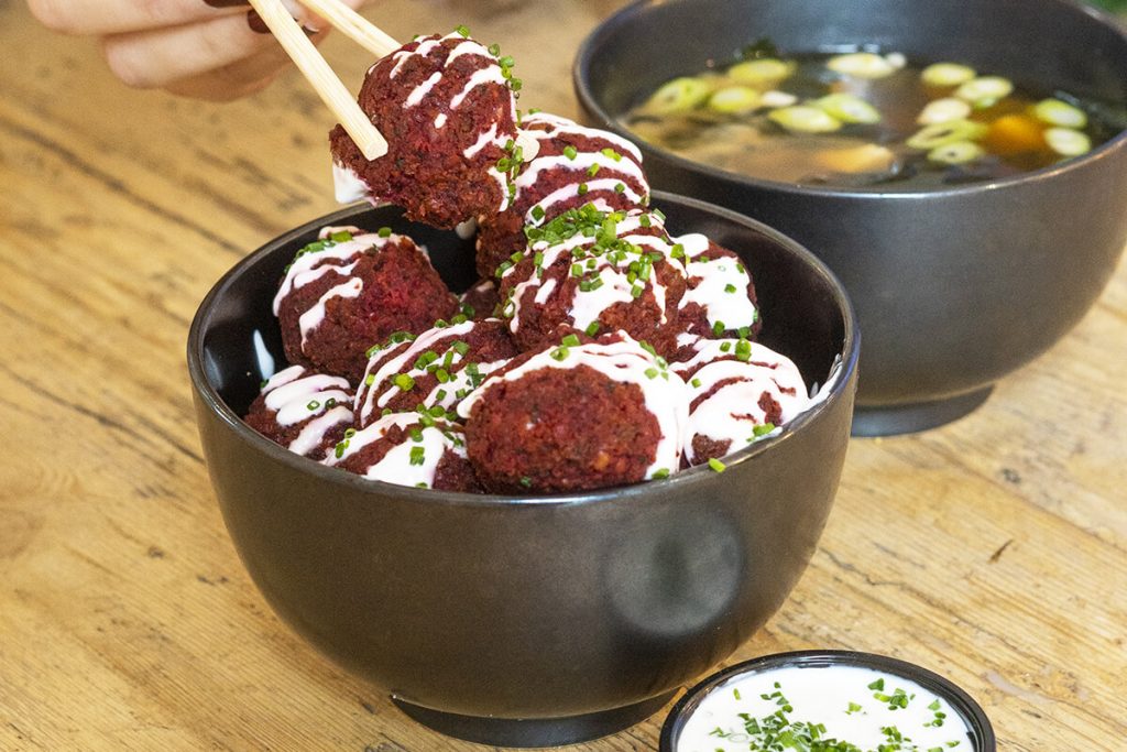 the-fresh-poke-falafel-remolacha