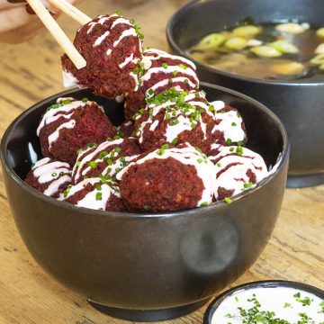 the-fresh-poke-falafel-remolacha